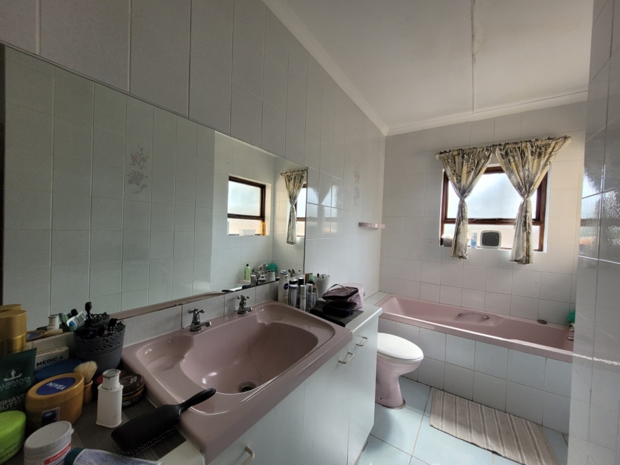 4 Bedroom Property for Sale in Wavecrest Eastern Cape